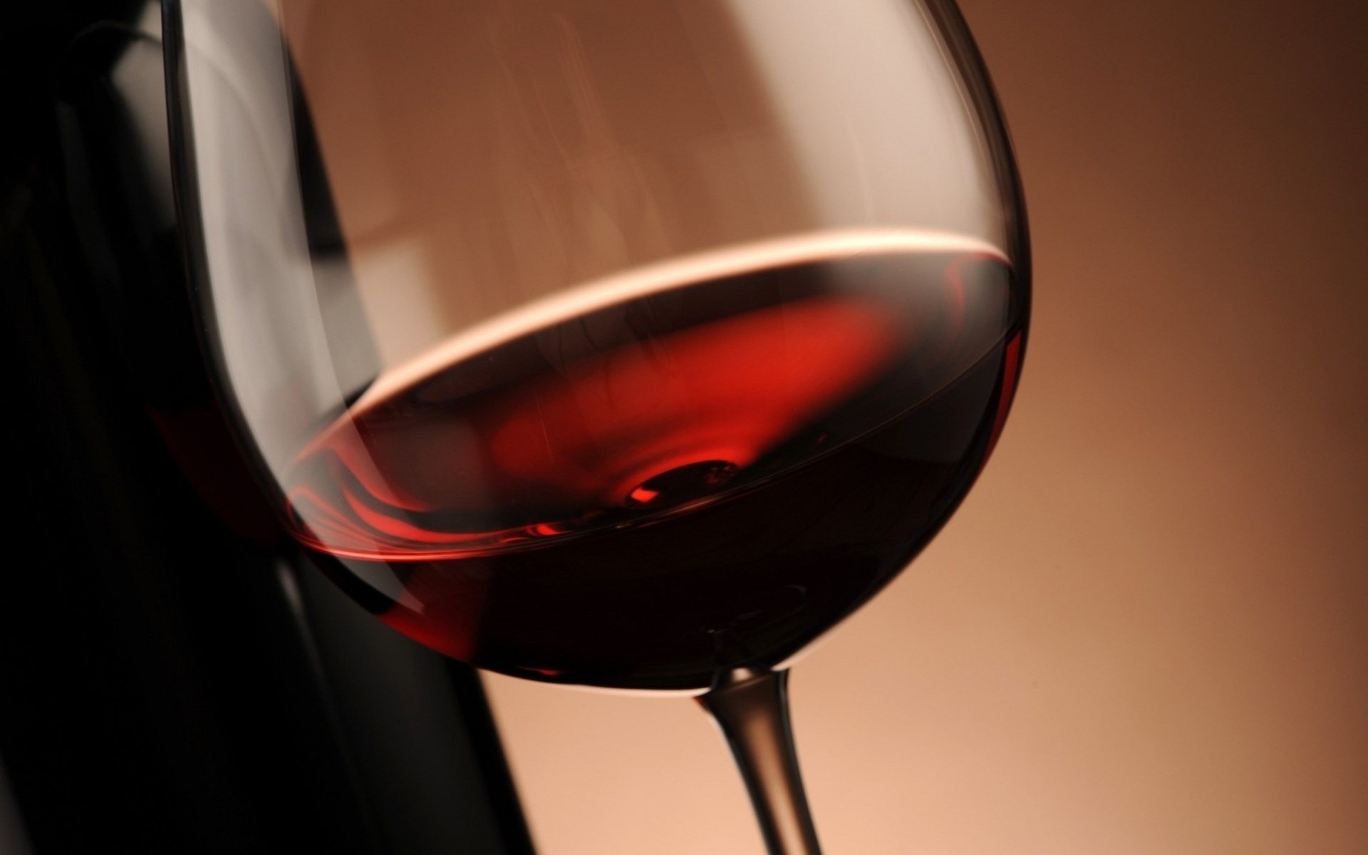 Бокал красного вина приравнивается к 1 часу занятий в тренажёрном зале