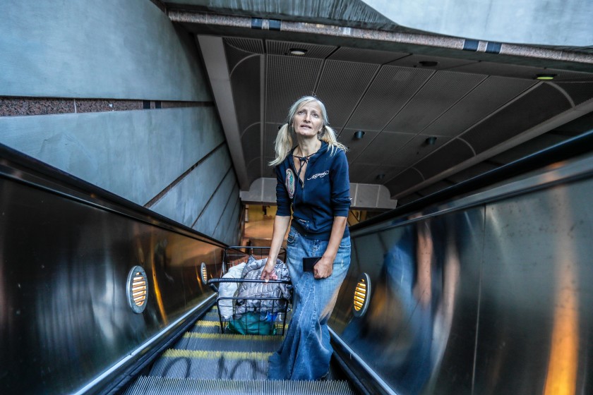 После того, как бездомная россиянка спела в метро США, она проснулась знаменитой 00,исполнитель