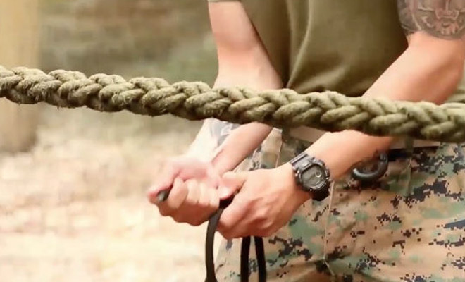 Как освободить завязанные руки: спецназовец показал прием, которым пользовался много раз