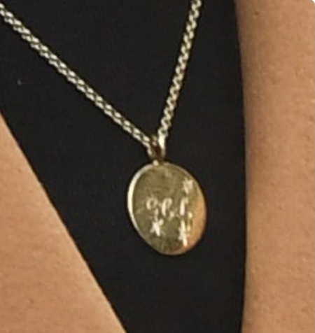 Медальон с гравировкой, серьги Дианы и часы на заказ: что дарил принц Уильям Кейт Миддлтон Монархи,Британские монархи