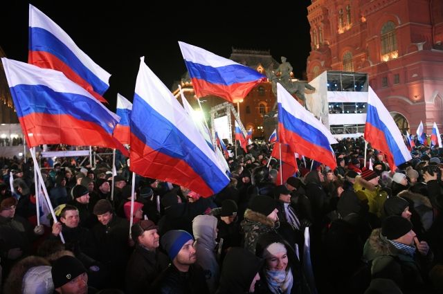 В Москве на Манежной площади идет митинг в честь воссоединения Крыма с РФ