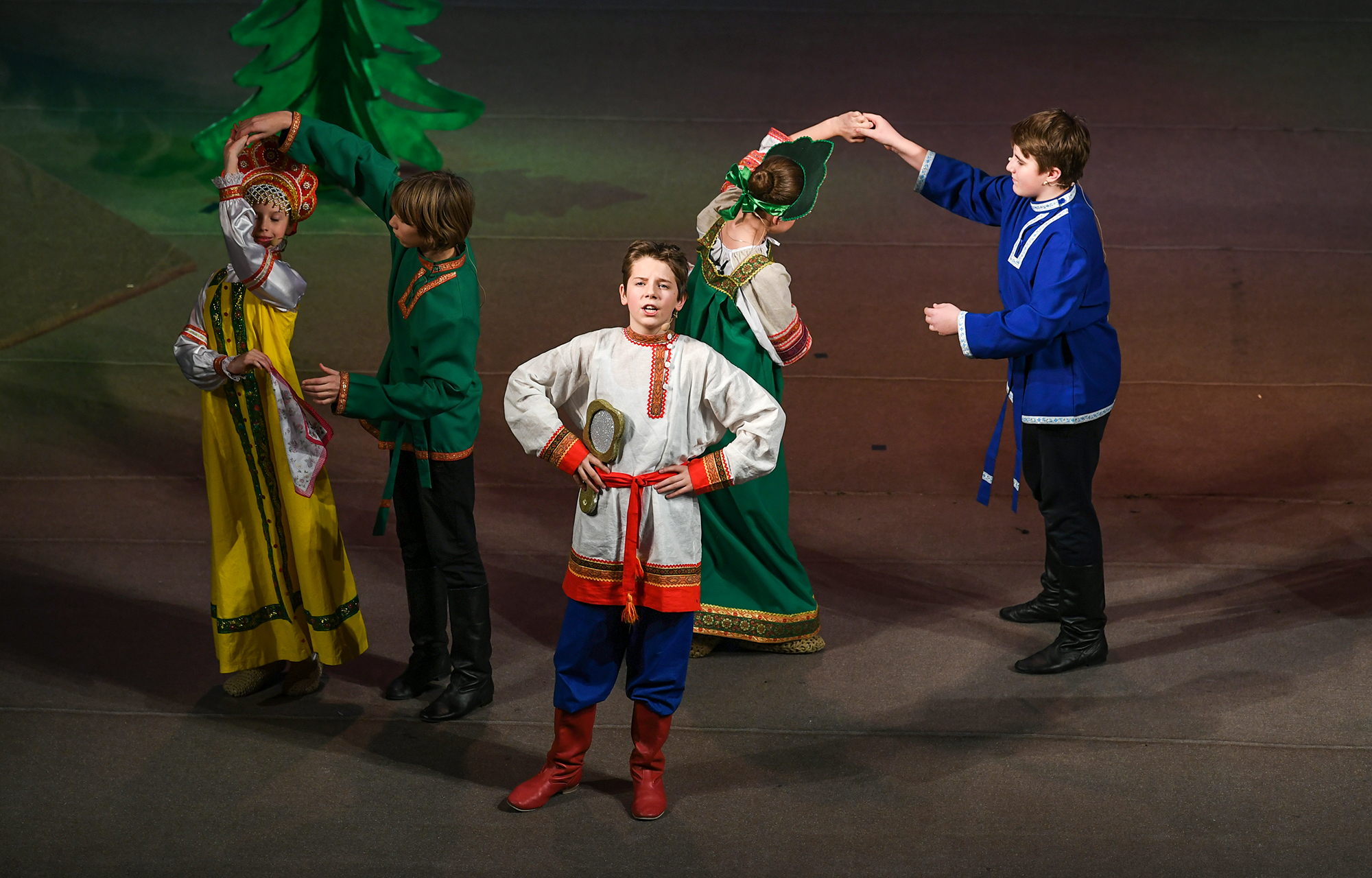 В тверском театре драмы школьники сыграли рождественский спектакль "Морозко"
