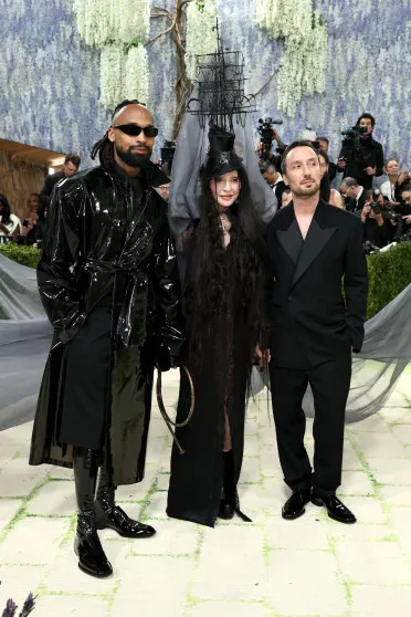 Мадонна с 30-летним женихом вышла на красную дорожку Met Gala — 2026 дорожку, Laurent, Моррис, костюма, Энтони, Мадонна, Saint, дочерью, Кидман, Николь, Кравиц, Сейфрид, Аманда, Метрополитенмузее, Хадид, Лорен, Джиджи, Купера, Брэдли, эксбойфренда
