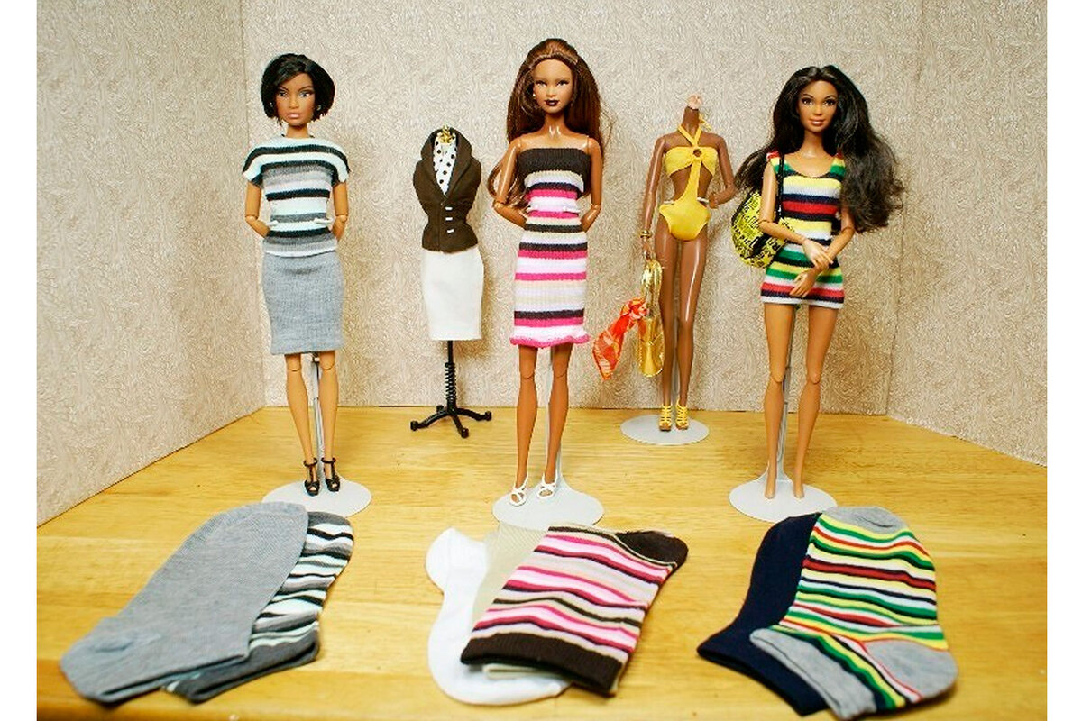 Простое платье для куклы. Одежда для кукол. Одежда для Барби. Одежда для кукол Барби своими. Одежда для кукол из носков.
