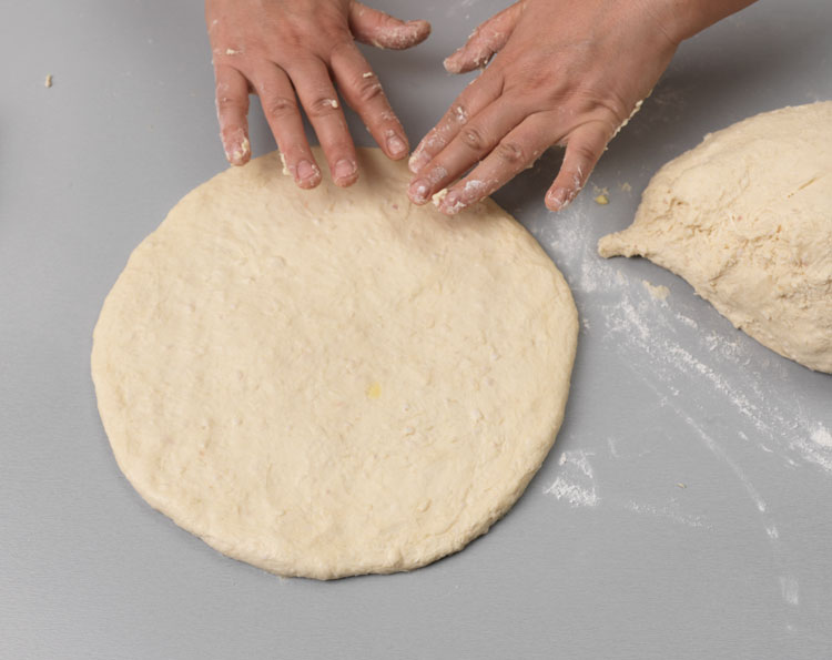 Тесто прилипло. Как сделать шарики из муки и воды. Как вымешивать тесто руками. Пуховое дрожжевое тесто для пирогов. Почему тесто прилипает.