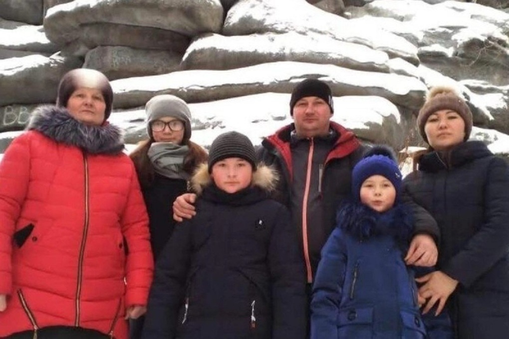 «Заковали в наручники и в камеру»: русскую семью пытаются выгнать из России как нелегалов