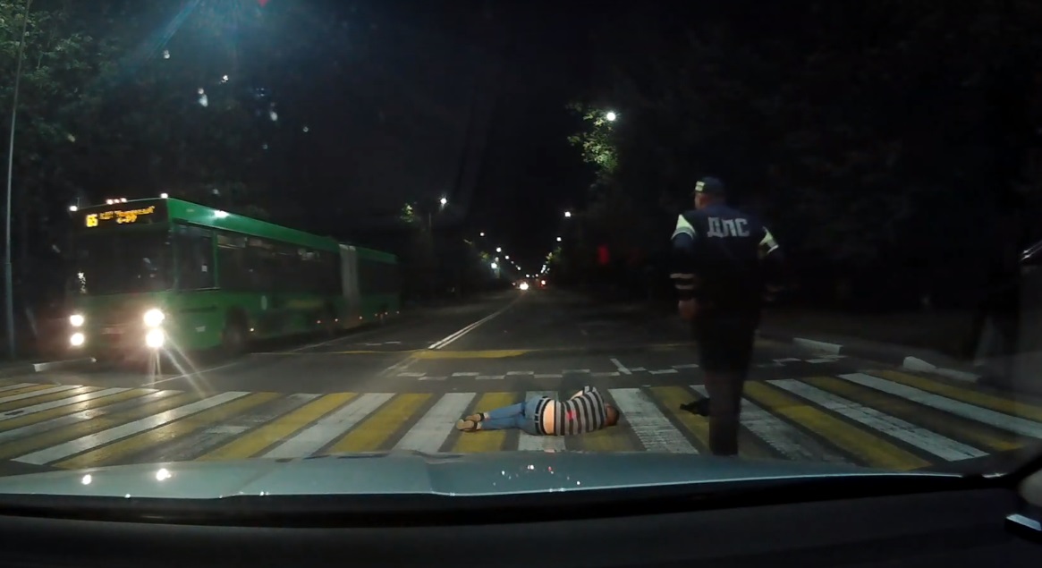 Спящий на зебре в Солигорске