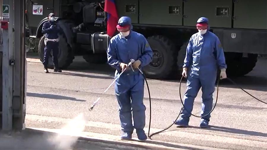 Российские военные дезинфицируют улицы итальянского города
