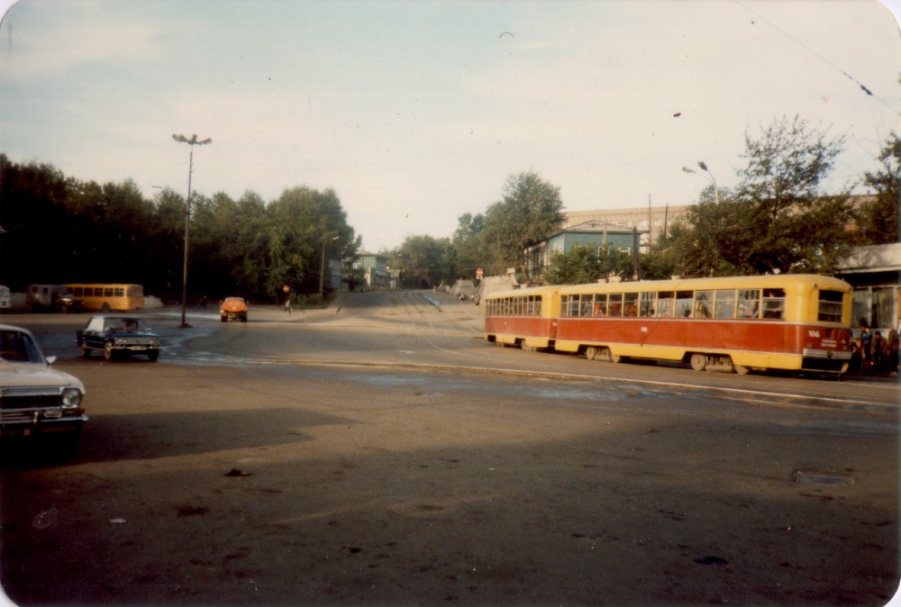 1985 год. Иркутск. Привокзальная площадь утром.
