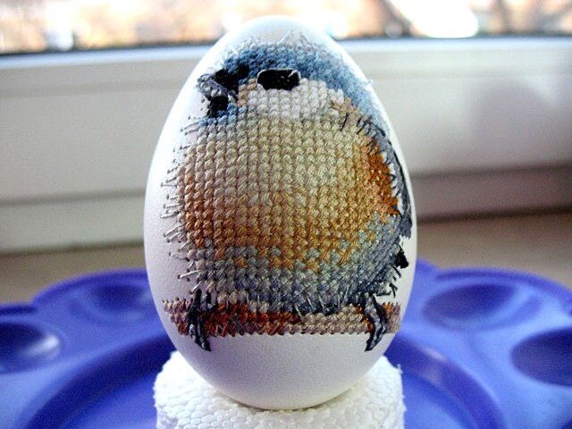 А вы знали, что  вышивать нитками и лентами можно не только по ткани, но и по яичной скорлупе?
Вышитые яйца  выглядят настоящими шедеврами.-4