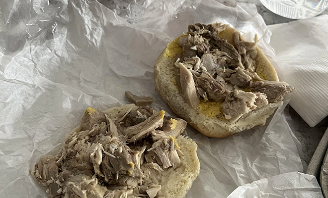 Парень не глядя взял сэндвич, но потерял аппетит, увидев свой счет. Бутерброд на фото стоил 1800 рублей