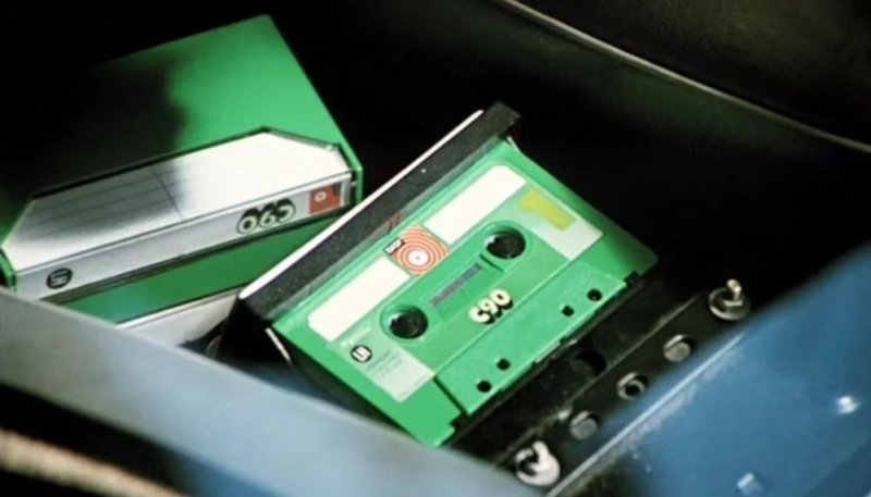 Компакт-кассета была представлена в 1963 году корпорацией Philips. Относительно дешевая и удобная в обращении компакт-кассета долгое время (с начала 1970-х до конца 1990-х годов) была одним из самых популярных аудионосителей. авто, волга, газ, газ-24, кино, ретро авто, служебный роман, советское кино