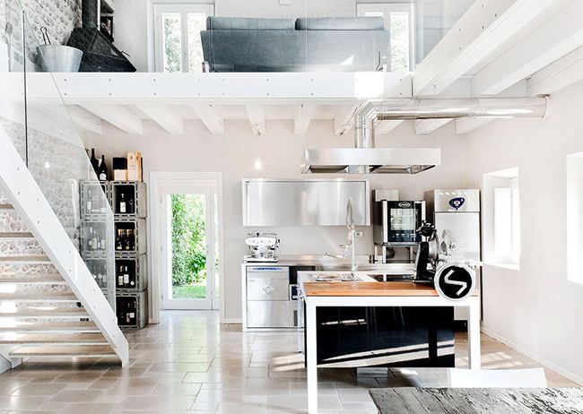 Комбинация белого помещения и гарнитуры цвета металлик – это бесспорно, самый стильный вариант оформления кухонного интерьера