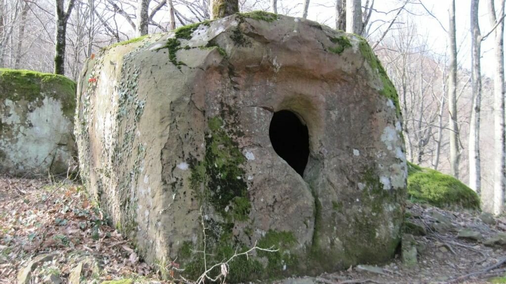 Монолитный дольмен