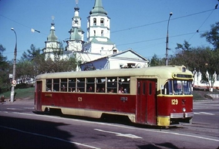 Трамвай в СССР был самым демократичным видом транспорта - 3 коп. за проезд на любое расстояние.