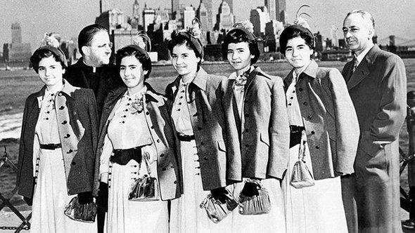 «Нас выставляли как животных в зоопарке»: история уникальных пятерняшек — сестер Дион, которых отец продал за 0 тыс. девочки, ОливЭдуард, девочек, сестры, близняшек, чтобы, Эльзир, дочерей, детей, фактически, стали, девушки, которые, несмотря, версии, родители, появились, чудом, контракт, время