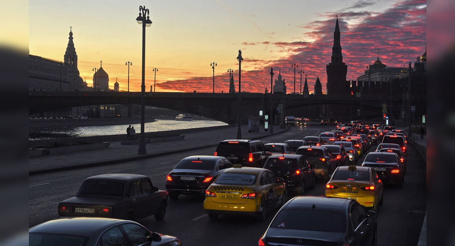 Санкт петербург едет машина. Машины на улицах Москвы. Дороги в центре Москвы. Пробка машин. Машины в центре Москвы.