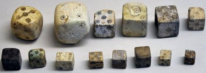 «У нас самообслуживание»: кости, руны, Таро и кофе 