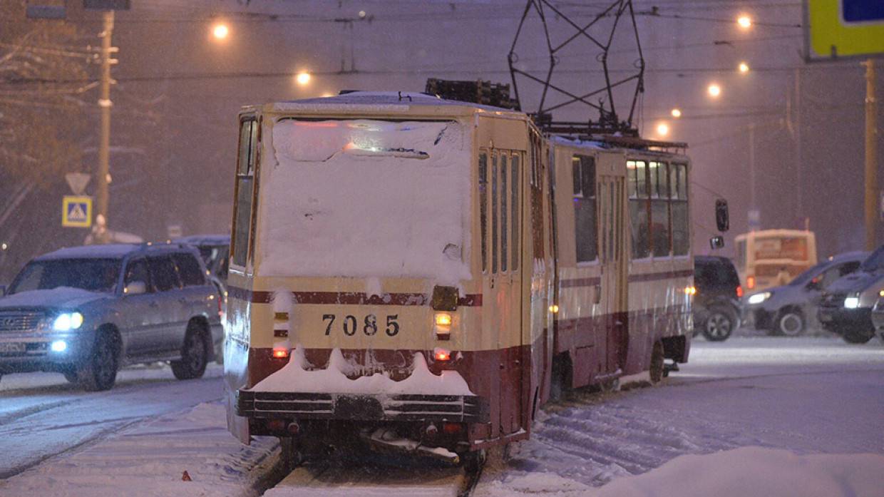 ДТП с легковушками на Васильевском острове привело к блокировке трамвайных путей