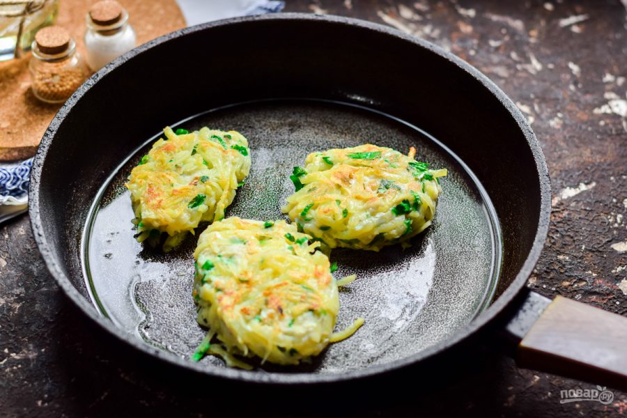 Драники с курицей на сковороде