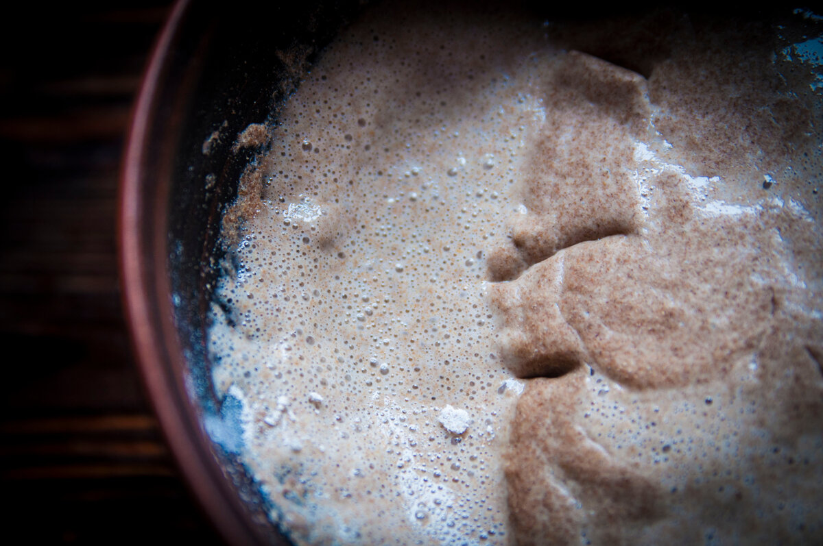 Кефирная закваска для хлеба. Наш домашний рецепт и процесс выпечки бездрожжевого хлеба тесто, пленкой, накрыв, часов, тепло, очень, закваски, нужно, полотенцем, чтобы, миску, хорошо, перемешиваем, цельнозерновой, градусах, этого, именно, только, кислинкой, будет