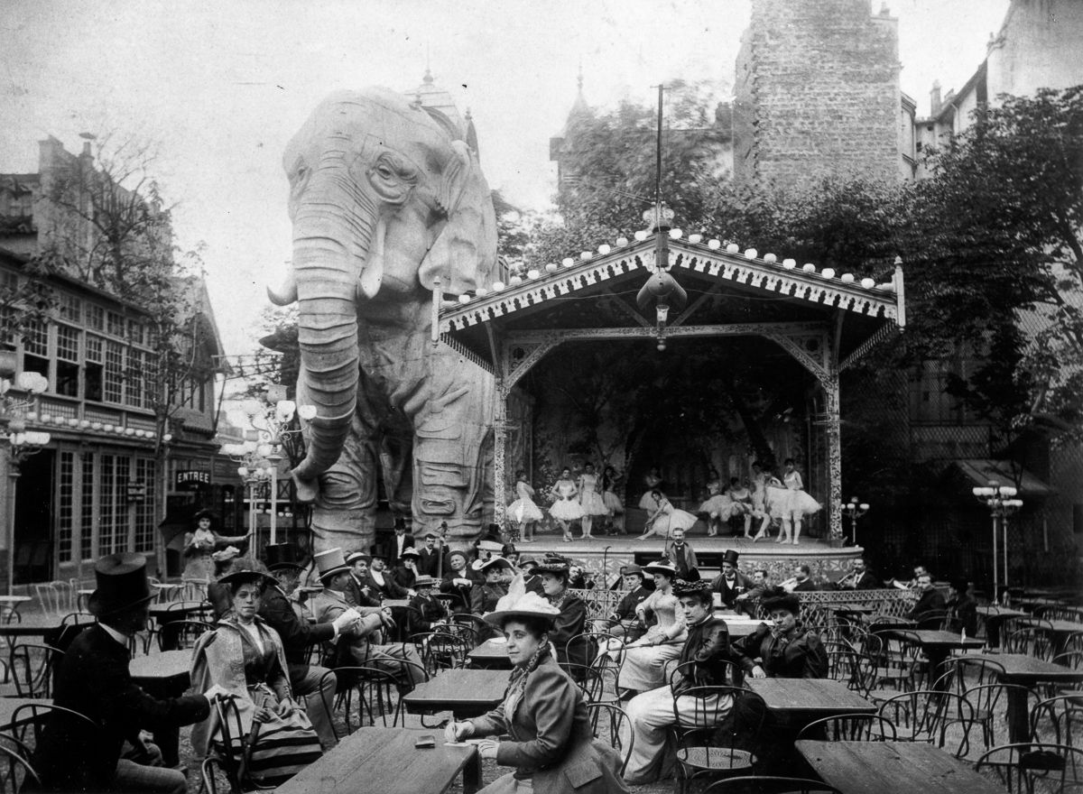 Вековая история главного кабаре мира «Мулен Руж» в фотографиях Вековая история главного кабаре мира «Мулен Руж» в фотографиях