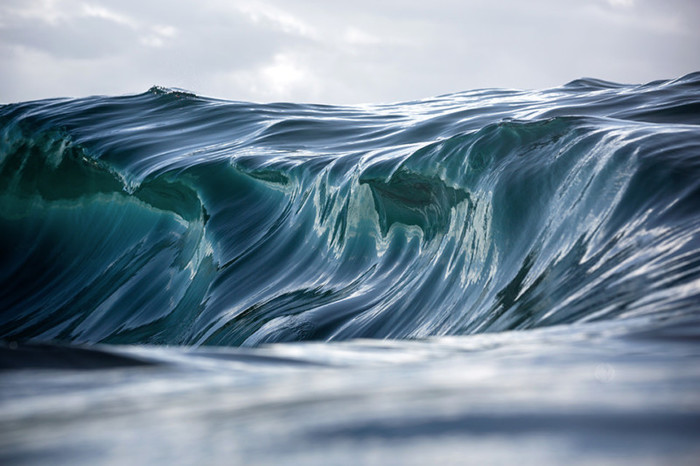 Фотограф снимает потрясающе красивые волны 