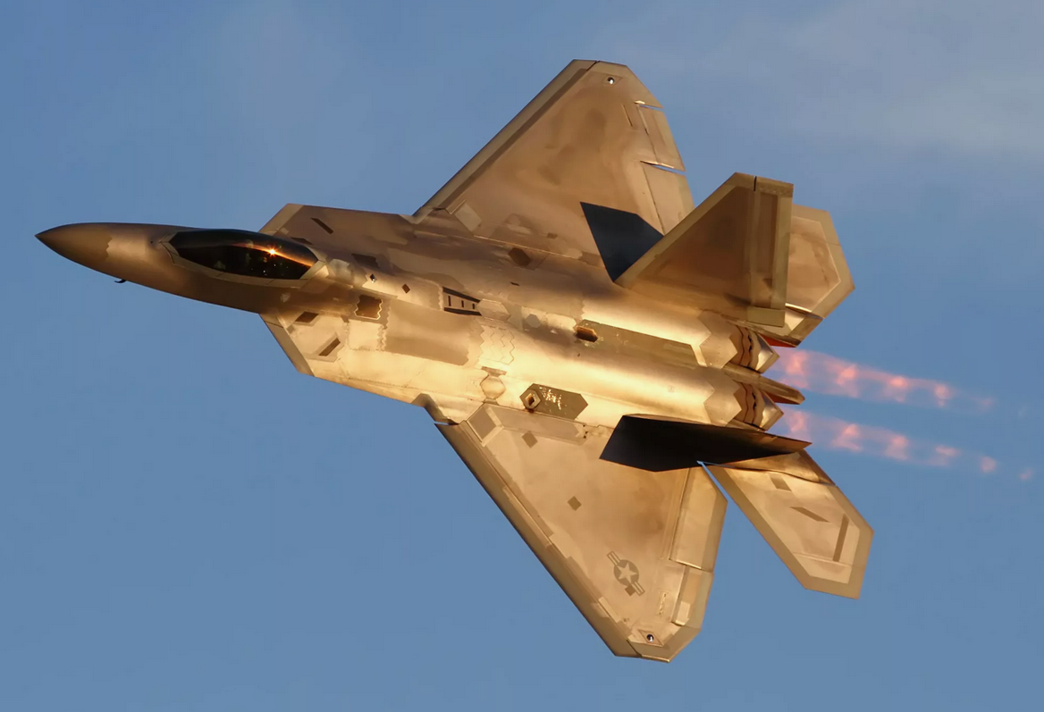 В 2009 году газета "Вашингтон пост" назвала F-22 Raptor "золотым", отметив, что впервые в истории самолёт стоит столько, сколько равное ему по массе количество золота. Но не в деньгах счастье. Его лётная судьба может быть короче даже чем у другого "стелса" Ф-117. Фото USAF 