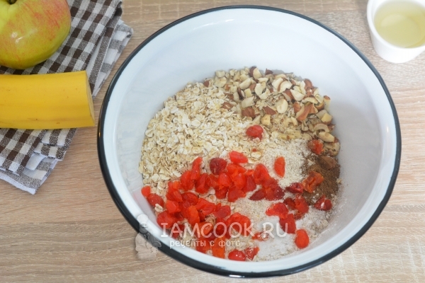 Вишня, фундук и сыпучие ингредиенты