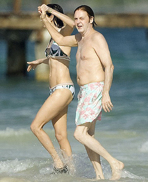 Пол Маккартни с дамой, 2009 год Мерилин Монро, бикини, волочкова, звезды, знаменитости, история, купальник, пляж
