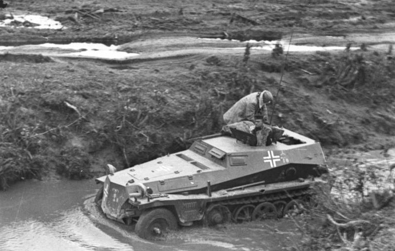 Немецкая машина Sd.Kfz. 253 в реке, октябрь 1941 года Bundesarchiv, Bild 101I-268-0157-17A/Utecht/Ütrech /Uetrecht/CC BY-SA 3.0/Wikipedia Commons