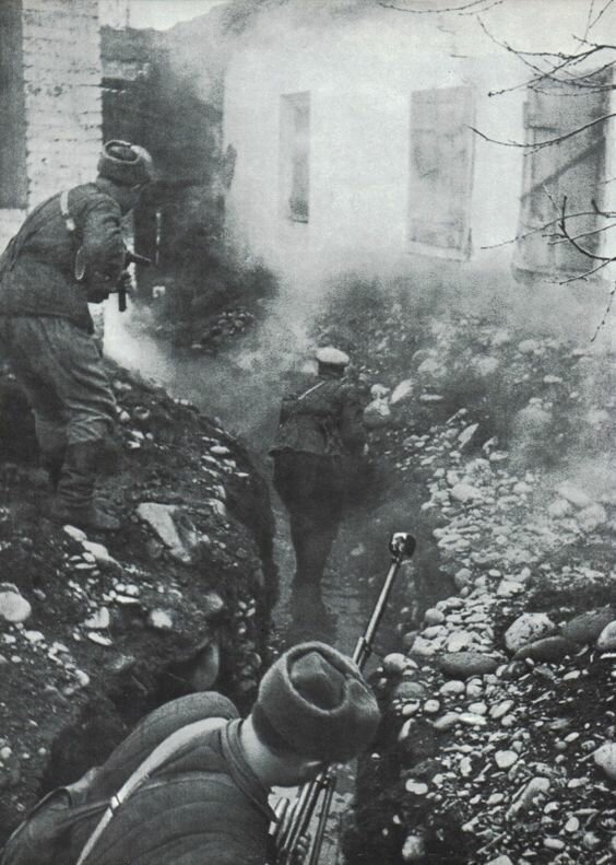 Советские солдаты в бою за село Гизель под Владикавказом. 7 ноября 1942 г. Великая Отечественная Война, архивные фотографии, вторая мировая война