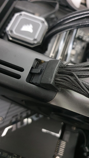  разъем питания GeForce RTX 5090 расплавился под нагрузкой, но видеокарта продолжила работать