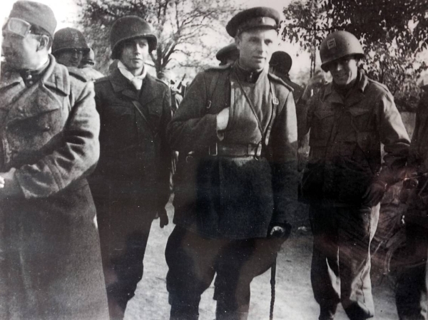 25 апреля 1945 года. Советские и американские солдаты встретились, а ефрейтор Белоусович нажал на спуск фотокамеры. / Игорь Белоусович