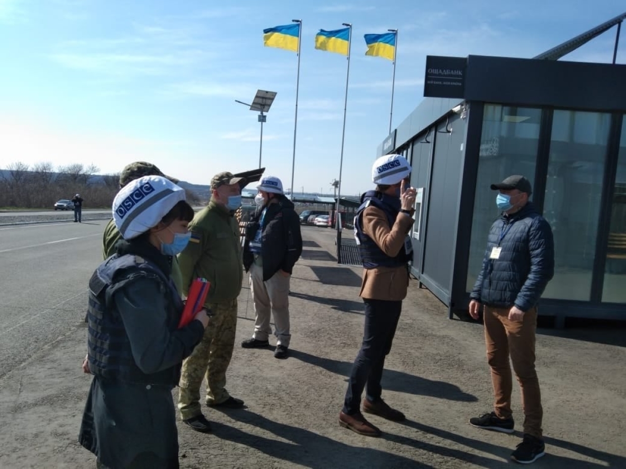 Донбасс посетили иностранные дипломаты, Великобритания создает основу для базы на Украине
