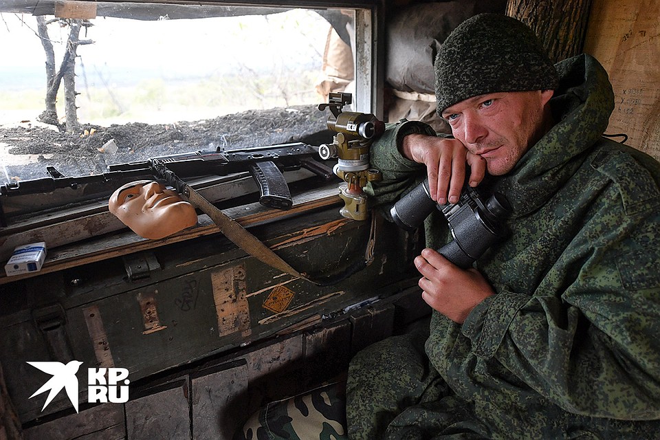 Донбасс. Ополченец у бойницы. Фото: Владимир ВЕЛЕНГУРИН