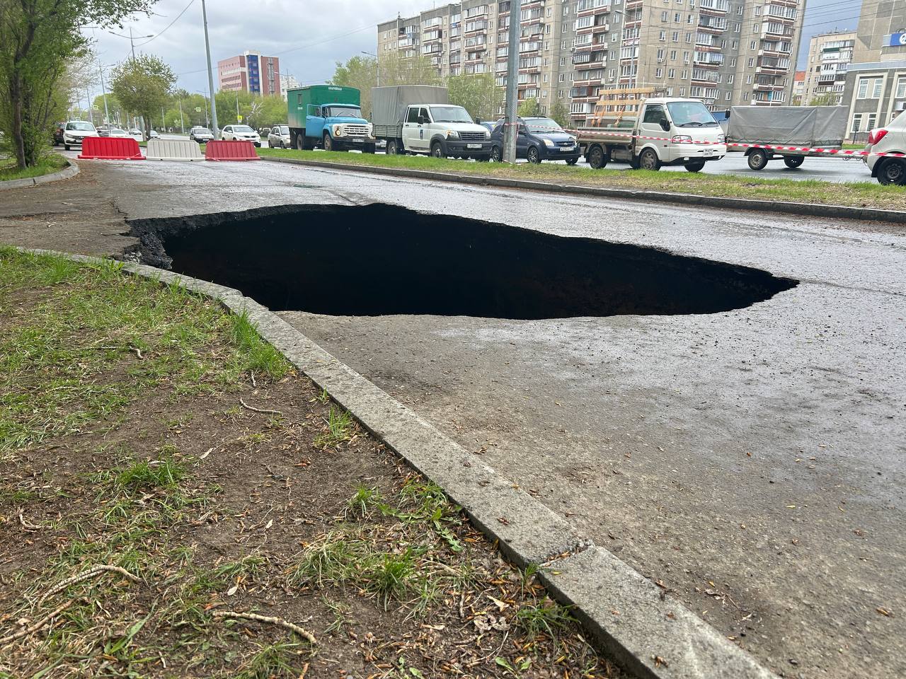 Дыра в земле: когда в Тракторозаводском районе Челябинска починят коллектор