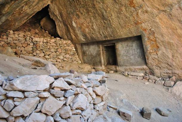 Вид на высеченный в скале дверной проем в пещере в Наупа Вака.