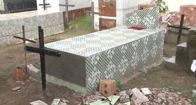 Женщину по ошибке похоронили заживо и она 11 дней пыталась выбраться Бразилия