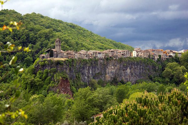 Живописнейшая деревня на скале 
