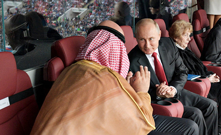 Президент РФ Владимир Путин и наследный принц Саудовской Аравии Мухаммед ибн Салман Аль Сауд во время матча чемпионата мира по футболу