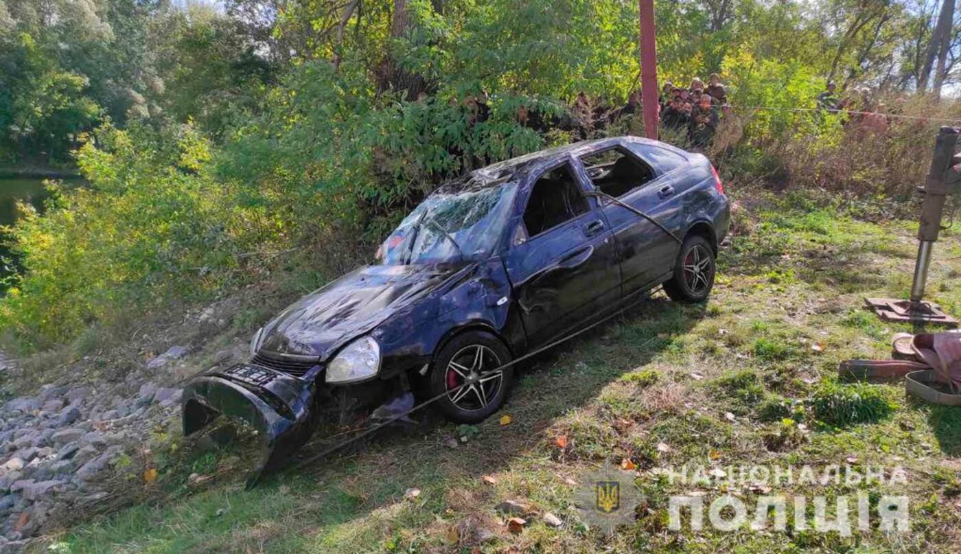 В Полтавской области автомобиль утонул в реке: три человека погибли