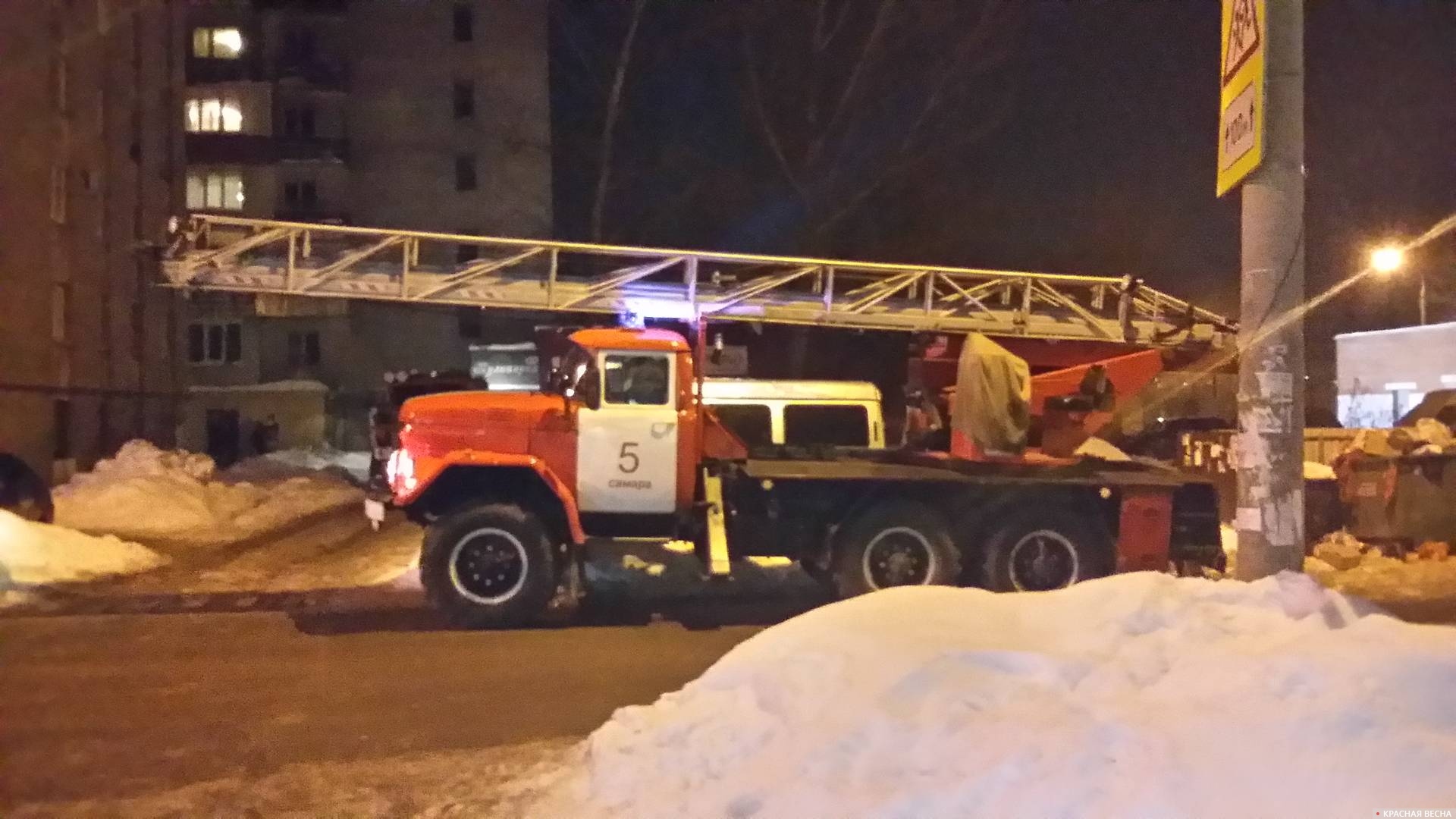 В Омске горит склад производства пластика