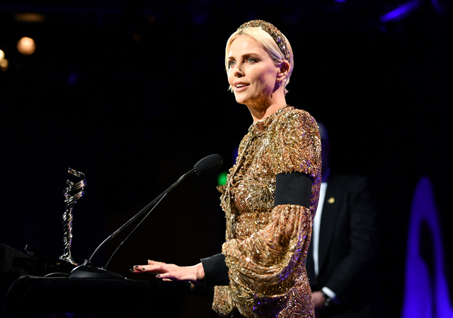 Золотая богиня: Шарлиз Терон в эффектном наряде на премии Гильдии костюмеров Звезды,Красная дорожка