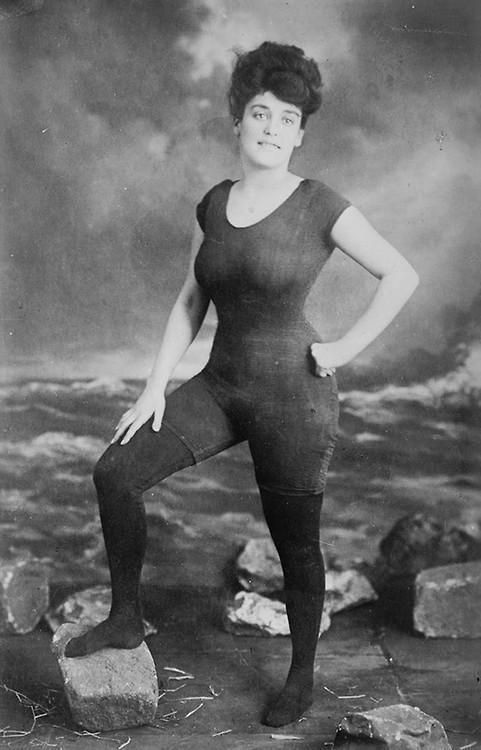 Аннет Келлерман продвигает права женщин носить цельный обтягивающий купальный костюм. Была арестована за непристойность в 1907 г история, факты, фото