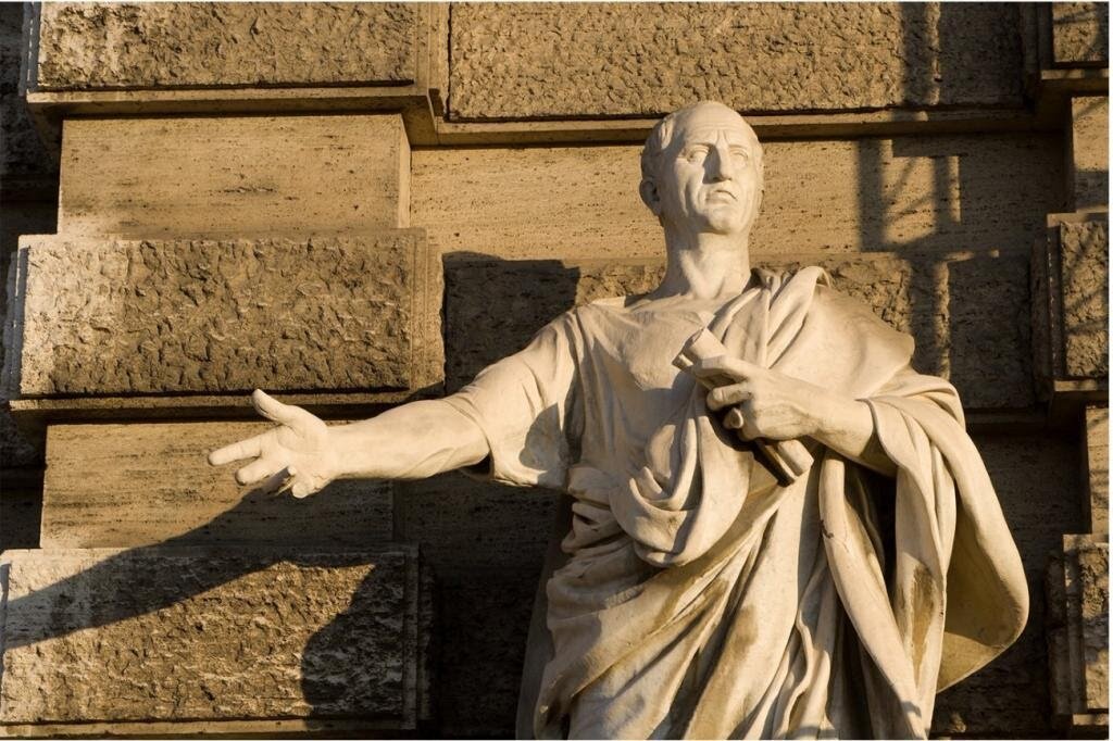 Статуя Цицерона перед Дворцом Правосудия в Риме