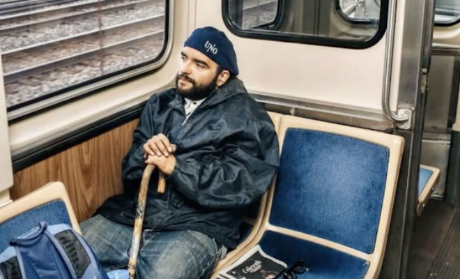 Бездомный сел в поезд и хотел уже ехать. Через 2 минуты он отдал деньги другому пассажиру, сказав что ему нужнее и вышел
