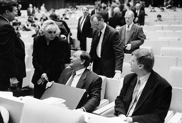 Егор Гайдар в зале Государственной Думы с коллегами из блока «Выбор России» Эллой Памфиловой и Анатолием Чубайсом