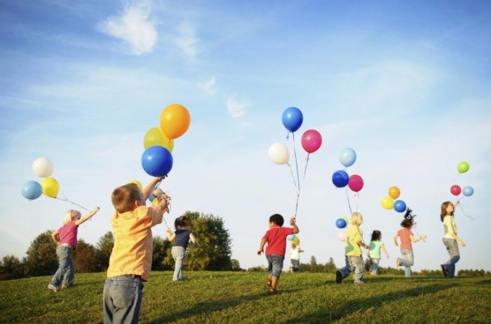 balloons 700x463 Дети с воздушными шарами   Children with balloons