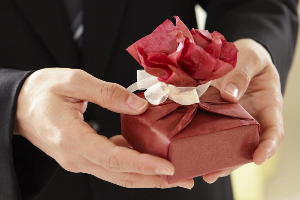 Кукую сумму можно потратить на подарок учителям, объяснили в Госдуме